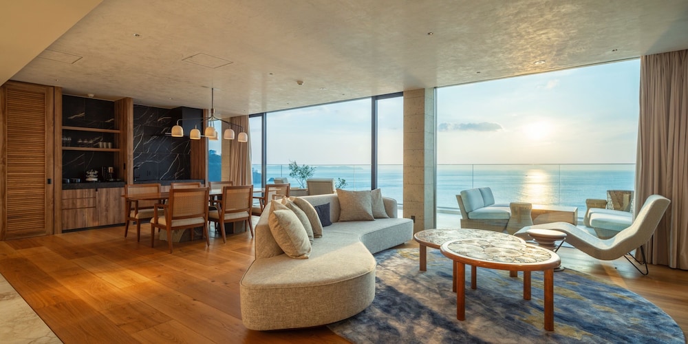 プレジデンシャル スイート 2 ベッドルーム プライベートプール オーシャンビュー 温泉あり 禁煙 リビング エリア0 | UMITO 熱海別邸