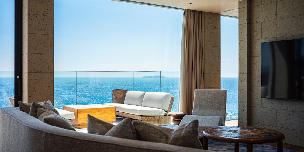 プレジデンシャル スイート 2 ベッドルーム プライベートプール オーシャンビュー 温泉あり 禁煙 客室10 | UMITO 熱海別邸