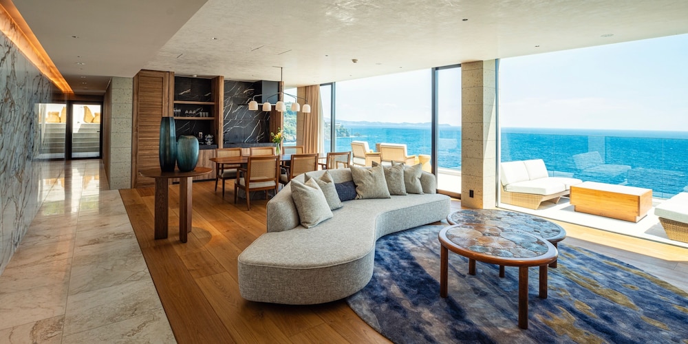 プレジデンシャル スイート 2 ベッドルーム プライベートプール オーシャンビュー 温泉あり 禁煙 客室2 | UMITO 熱海別邸