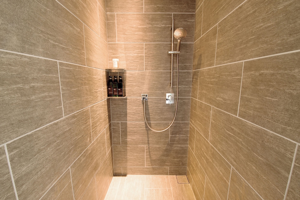 スーペリア スイート テラス 1 階 バスルームのシャワー0 | 山人-oga-