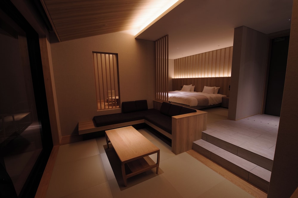 グランド スイート テラス オーシャンビュー リビング エリア1 | 山人-oga-