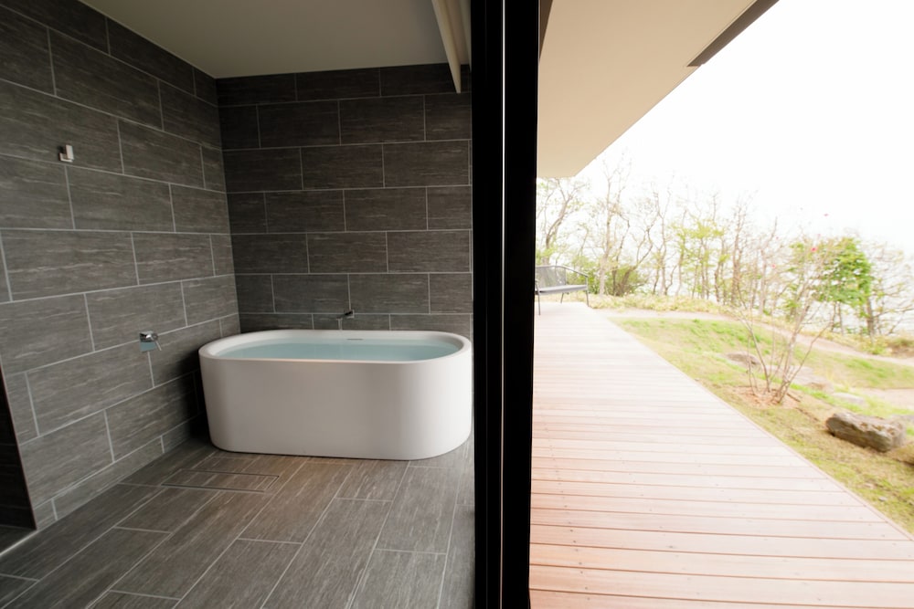 スーペリア スイート テラス 1 階 バスルーム0 | 山人-oga-