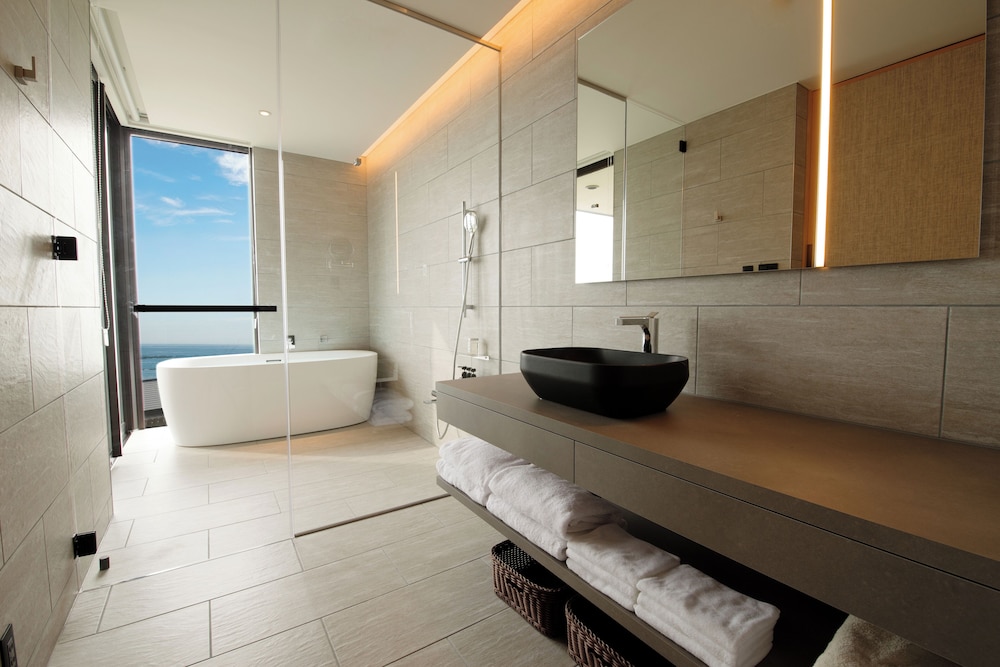 ジュニア スイート オーシャンビュー バスルーム1 | 山人-oga-