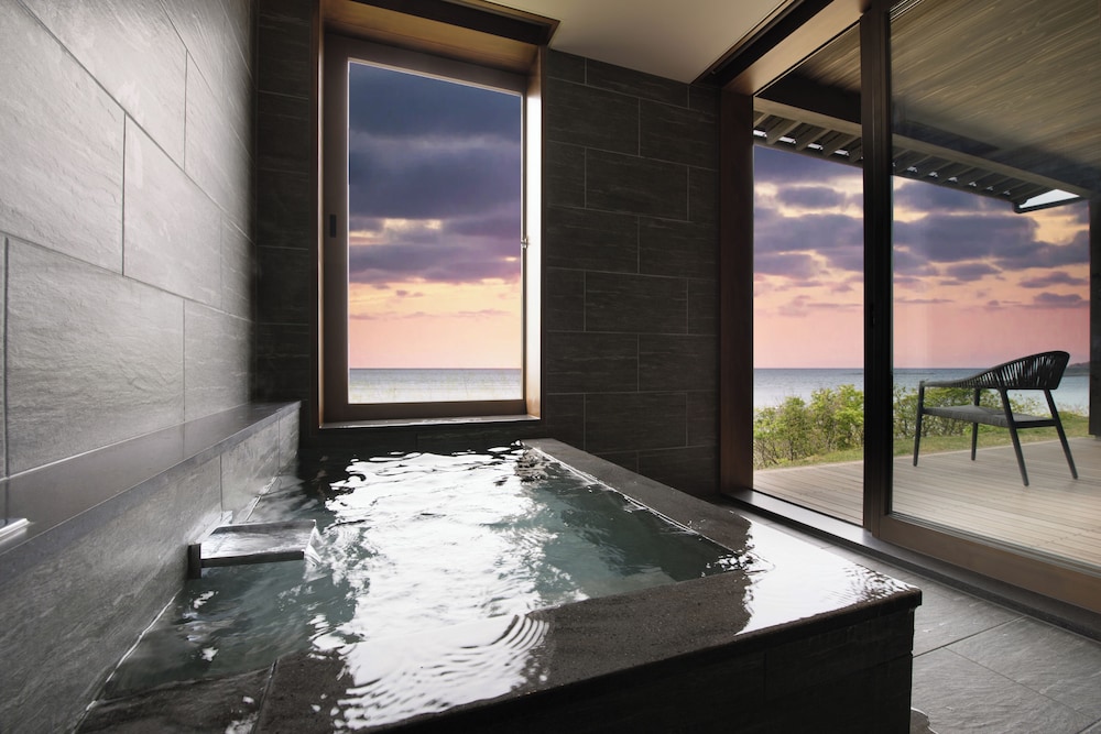 ラグジュアリー スイート テラス オーシャンビュー バスルーム1 | 山人-oga-