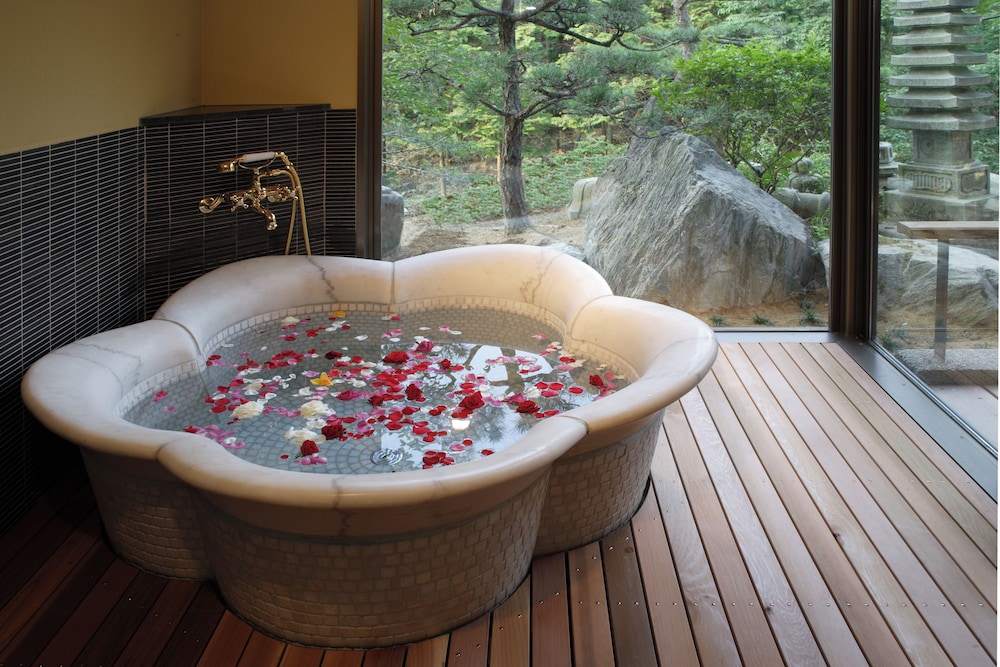 コンフォート 4 人部屋 専用バスルーム マウンテンビュー バスルーム1 | 夢乃井庵 夕やけこやけ