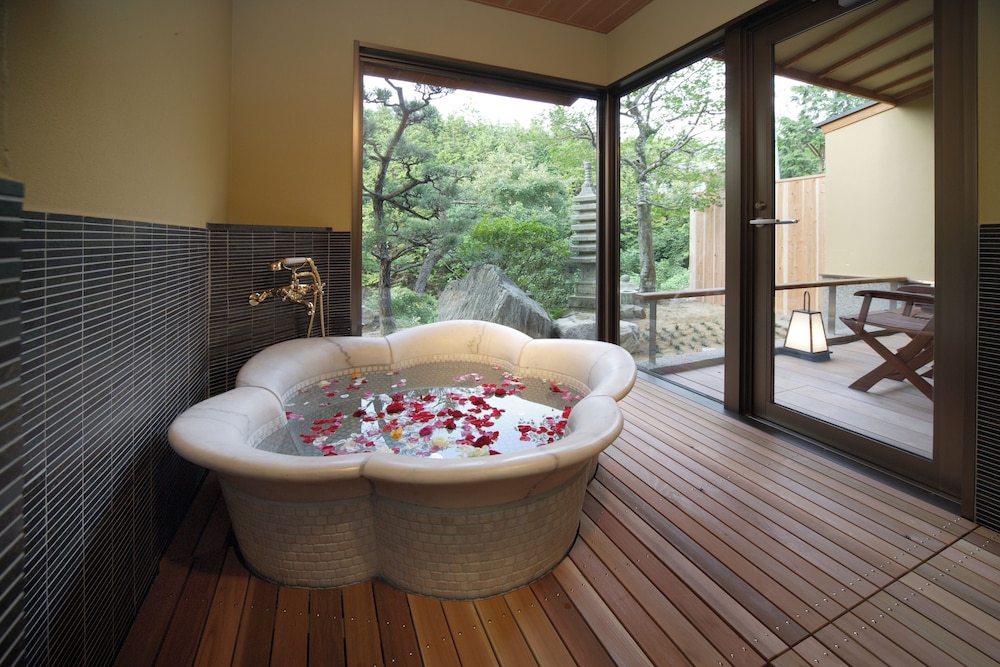 コンフォート 4 人部屋 専用バスルーム マウンテンビュー バスルーム2 | 夢乃井庵 夕やけこやけ