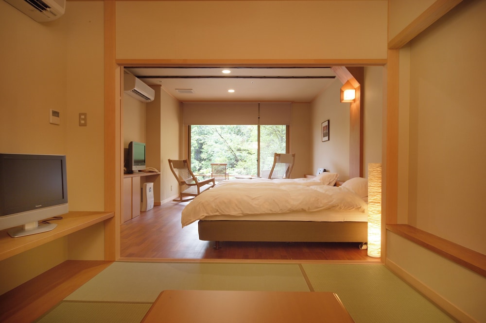 コンフォート 4 人部屋 専用バスルーム マウンテンビュー 客室2 | 夢乃井庵 夕やけこやけ