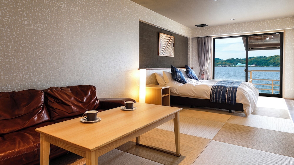 デラックス ダブルルーム バルコニー レイクビュー | はわい温泉　千年亭