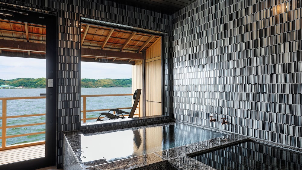 デラックス ダブルルーム バルコニー レイクビュー バスルーム0 | はわい温泉　千年亭