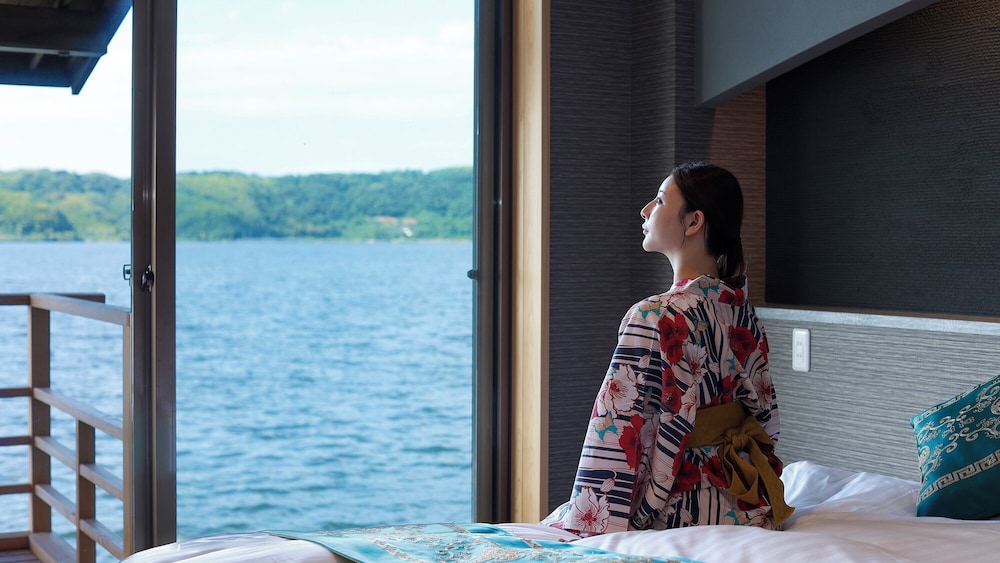 ジュニア スイート バルコニー レイクビュー 客室1 | はわい温泉　千年亭