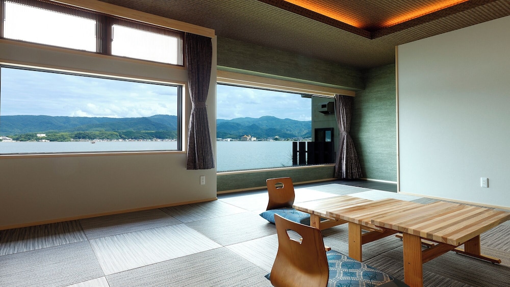ファミリー ルーム レイクビュー 客室1 | はわい温泉　千年亭
