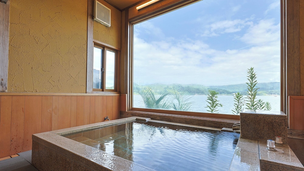 ファミリー ルーム レイクビュー バスルーム0 | はわい温泉　千年亭
