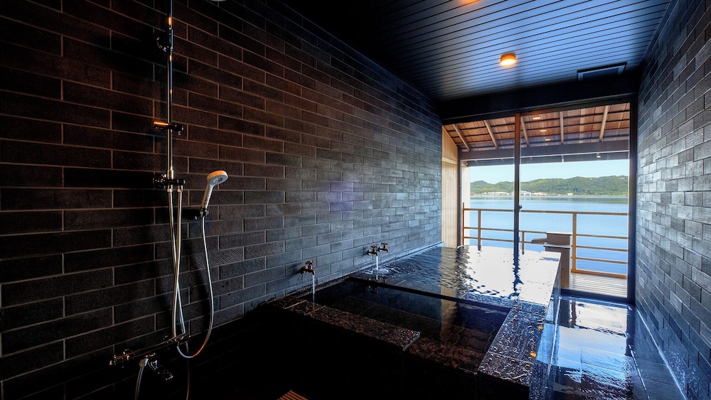 ジュニア スイート バルコニー レイクビュー バスルーム3 | はわい温泉　千年亭