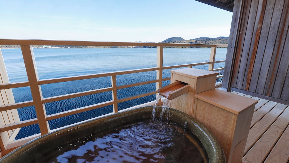 ジュニア スイート バルコニー レイクビュー バスルーム0 | はわい温泉　千年亭