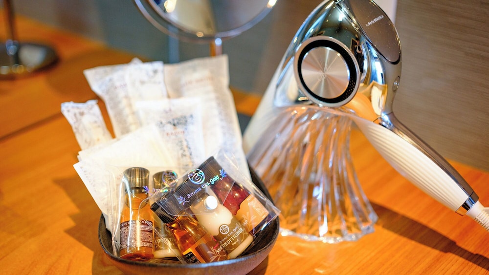 デラックス ダブルルーム バルコニー レイクビュー バスルーム1 | はわい温泉　千年亭