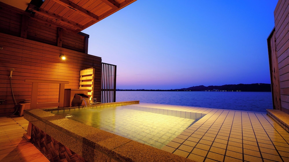 ツインルーム レイクビュー バスルーム1 | はわい温泉　千年亭