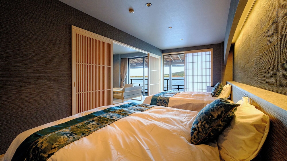 ジュニア スイート バルコニー レイクビュー 部屋からの景観1 | はわい温泉　千年亭