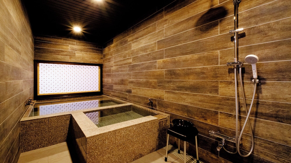 スーペリア ツインルーム サウナ ガーデンビュー バスルーム0 | はわい温泉　千年亭