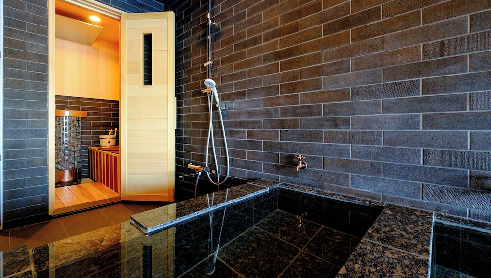 ジュニア スイート バルコニー レイクビュー バスルーム2 | はわい温泉　千年亭