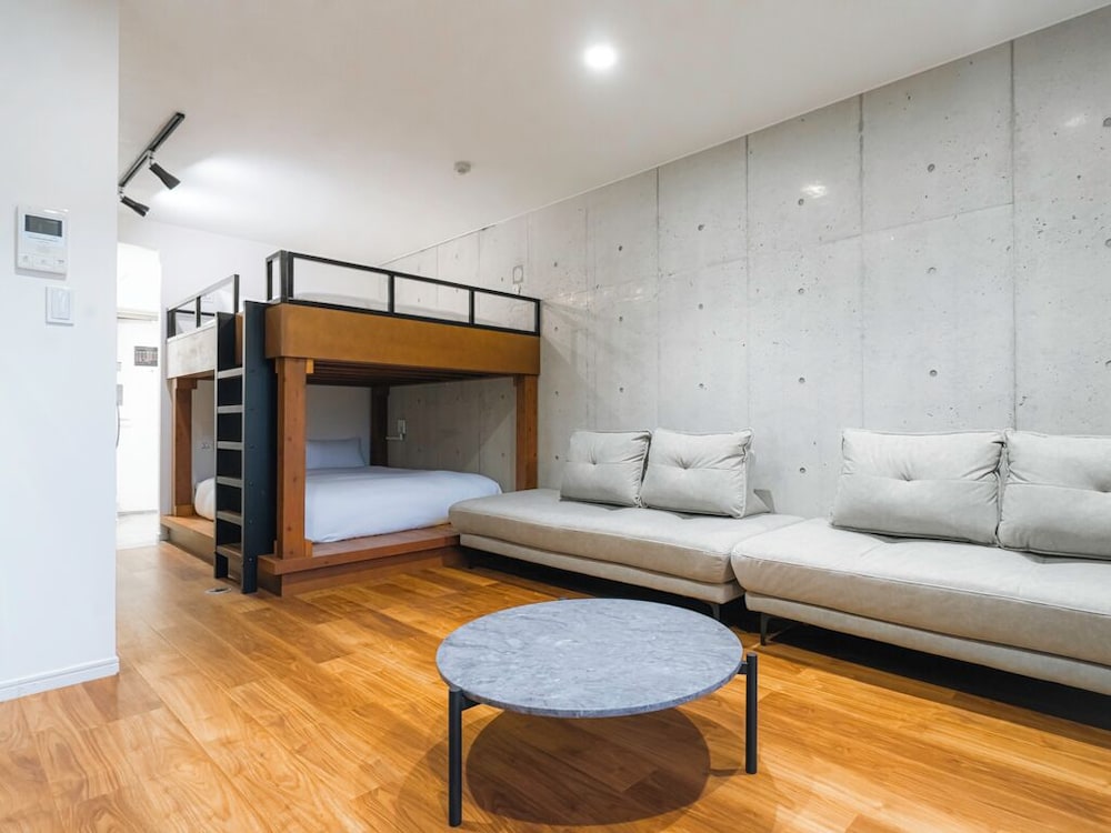 ラージスタジオアパートメント(ダブル2段ベッド+ソファベッド2台, 最大6名) 禁煙 客室4 | メーアレジデンスホテル 宮古空港前 – Meer Residence Hotel Miyako Airport –