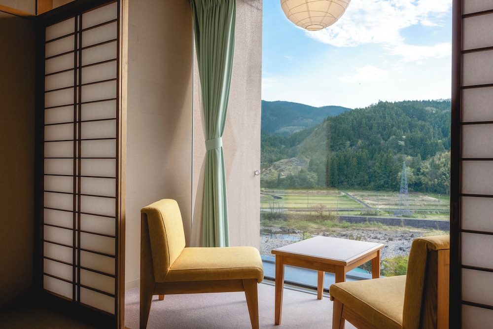 和風クワドラプルルーム 部屋からの景観1 | 神通峡春日温泉ゆ～とりあ越中