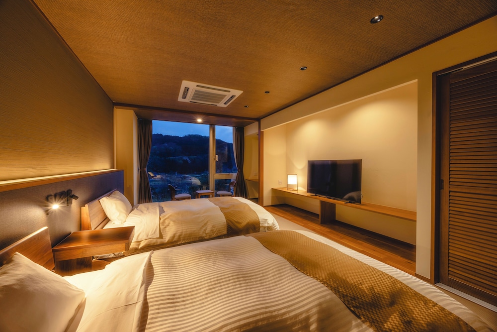 スーペリア ツインルーム 客室10 | 神通峡春日温泉ゆ～とりあ越中