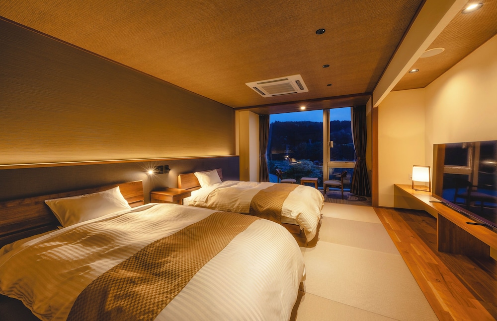 スーペリア ツインルーム 客室8 | 神通峡春日温泉ゆ～とりあ越中