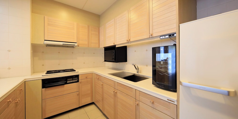 ロイヤル スイート 専用キッチン1 | ヴィラ・ザ・クラブ 御殿場ウエスト