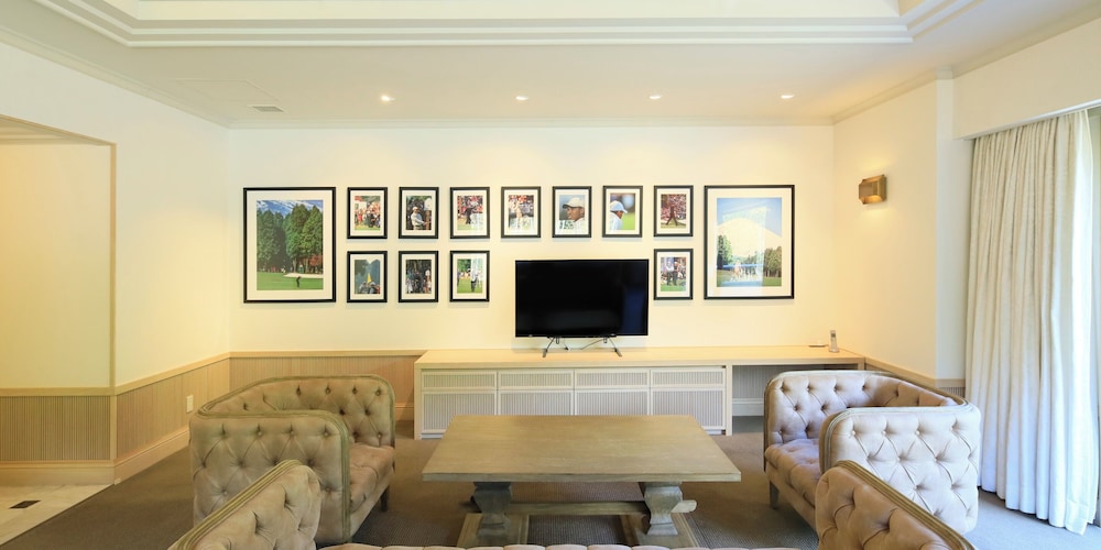 ロイヤル スイート リビング エリア0 | ヴィラ・ザ・クラブ 御殿場ウエスト