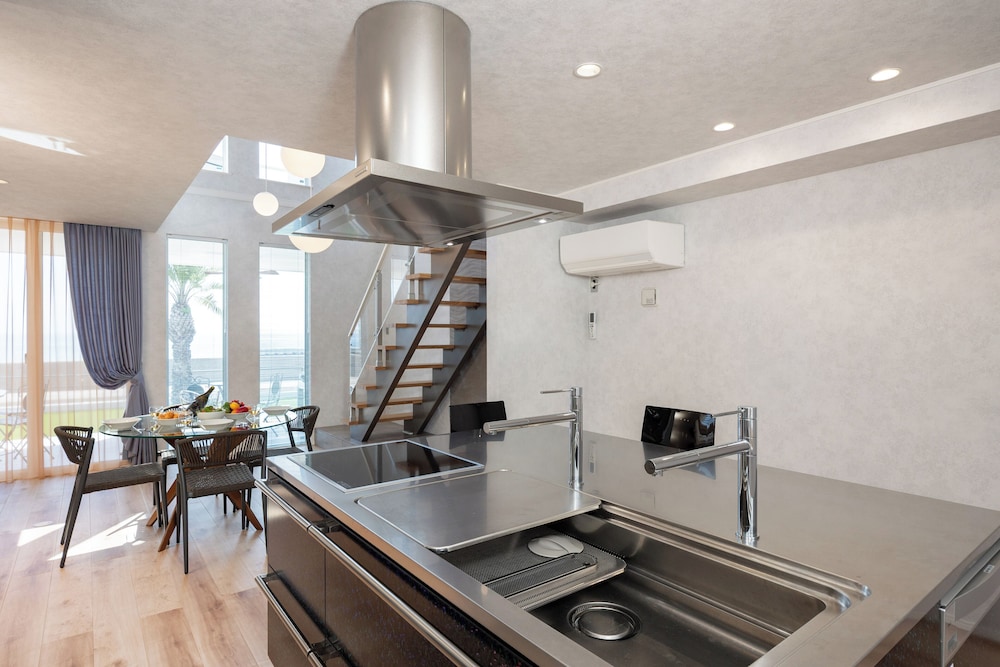 ラグジュアリー ヴィラ オーシャンビュー 専用キッチン1 | VERDA RICO