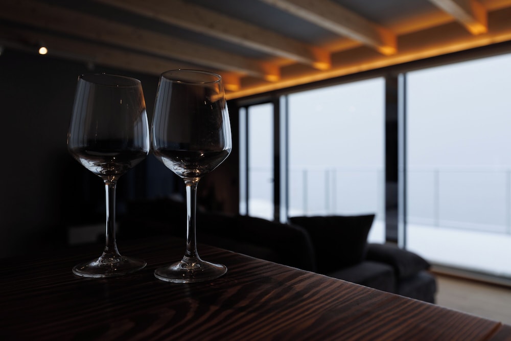 ヴィラ バルコニー ビーチビュー 客室内のダイニングエリア8 | Yunagi 夕凪