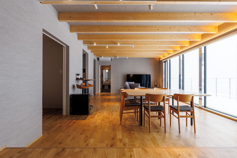 ヴィラ バルコニー ビーチビュー 客室内のダイニングエリア0 | Yunagi 夕凪