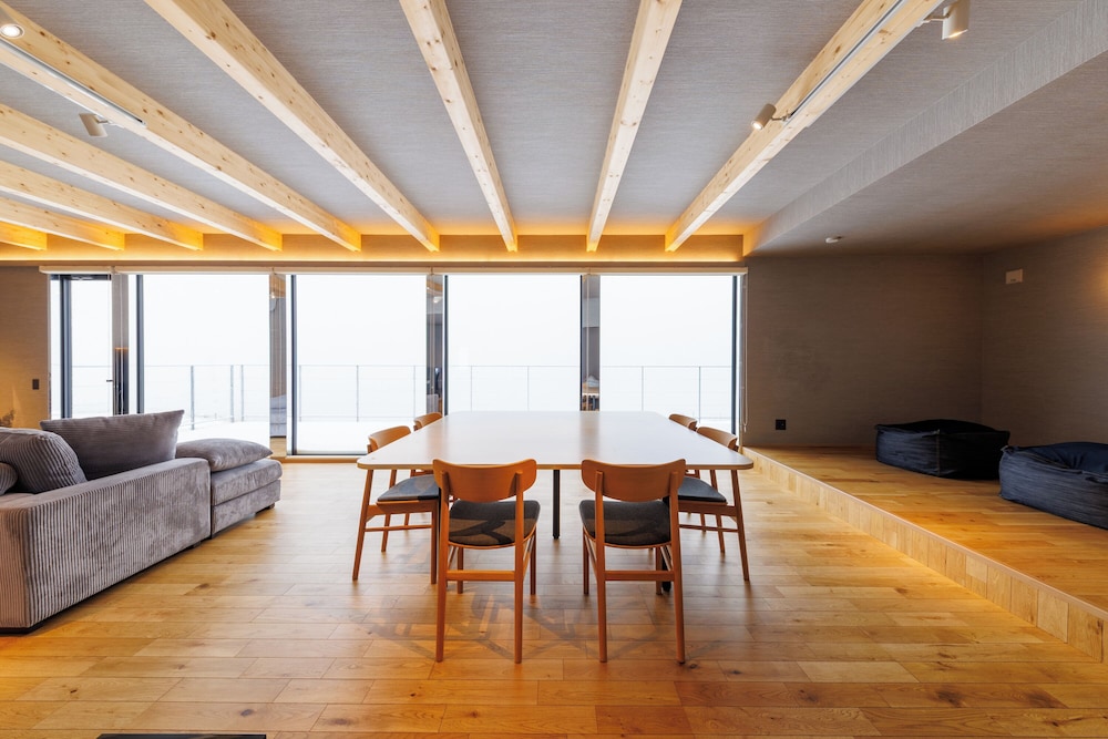 ヴィラ バルコニー ビーチビュー 客室内のダイニングエリア1 | Yunagi 夕凪