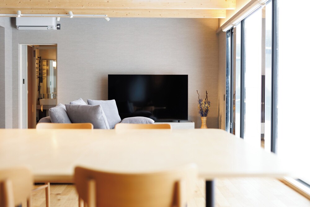 ヴィラ バルコニー ビーチビュー 客室内のダイニングエリア3 | Yunagi 夕凪