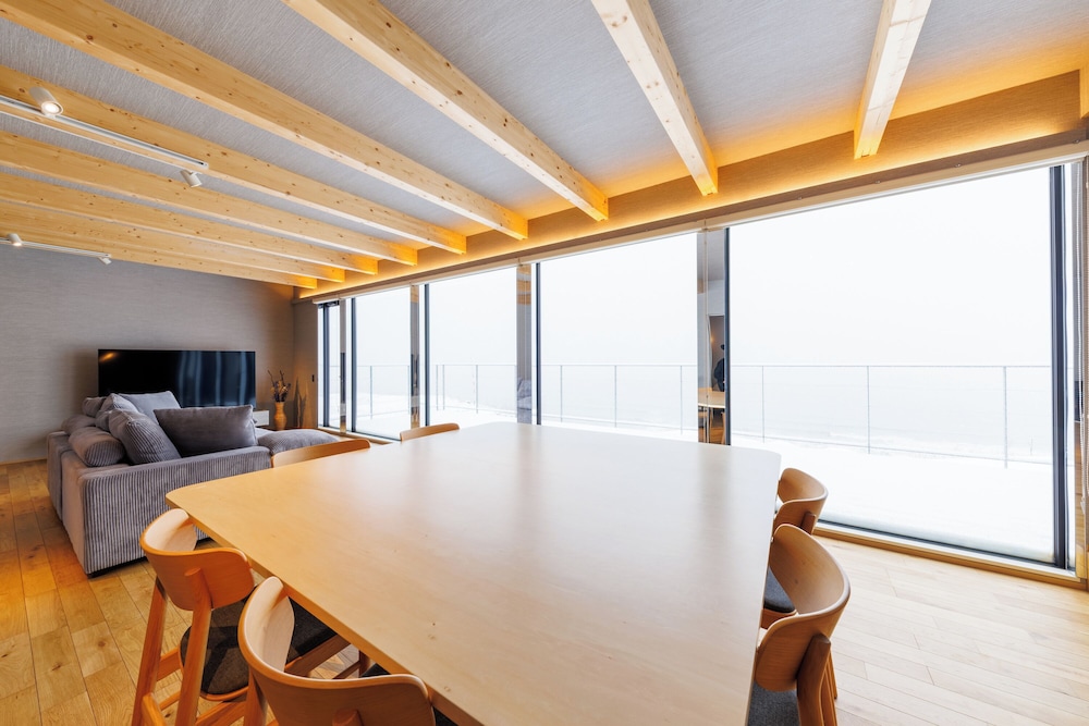 ヴィラ バルコニー ビーチビュー 客室内のダイニングエリア5 | Yunagi 夕凪