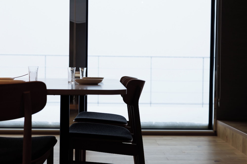 ヴィラ バルコニー ビーチビュー 客室内のダイニングエリア12 | Yunagi 夕凪