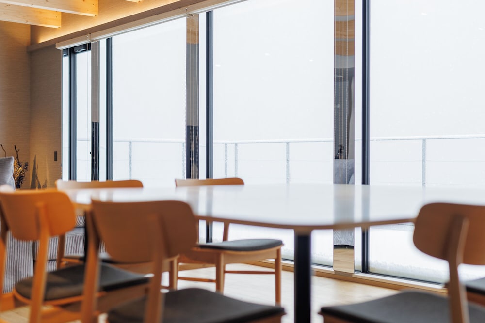 ヴィラ バルコニー ビーチビュー 客室内のダイニングエリア2 | Yunagi 夕凪