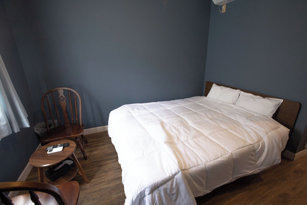 ベーシック ダブルルーム ダブルベッド 1 台 禁煙 マウンテンビュー | The Lighthouse Seaside Inn