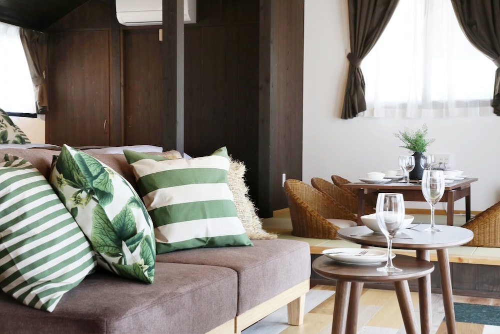 ヴィラ リビング エリア2 | 琉球古民家 山川邸