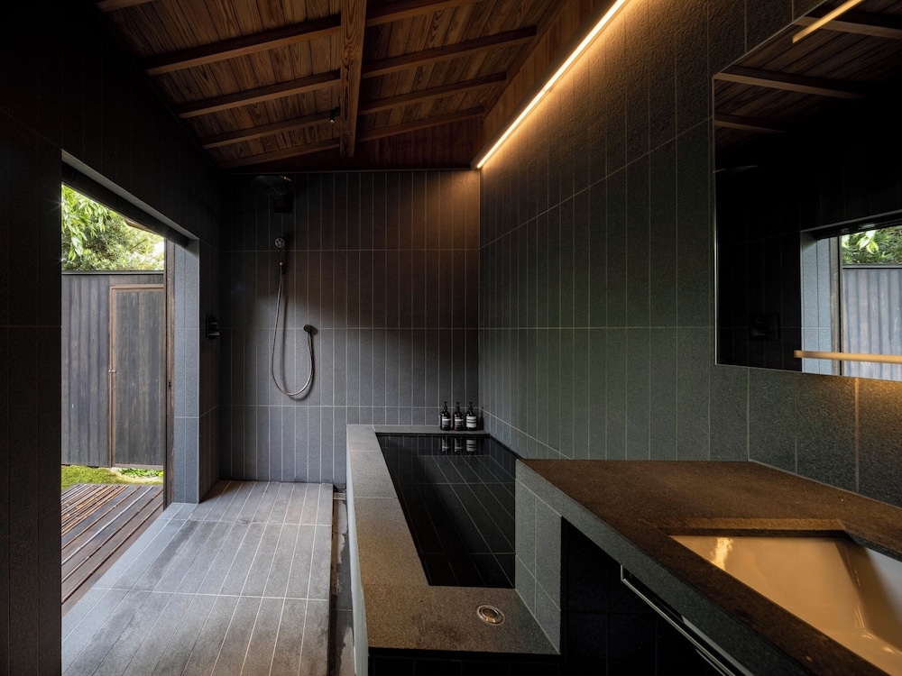 空 (2名以上は追加敷布団で対応) バスルーム0 | 桃山温泉 月見館