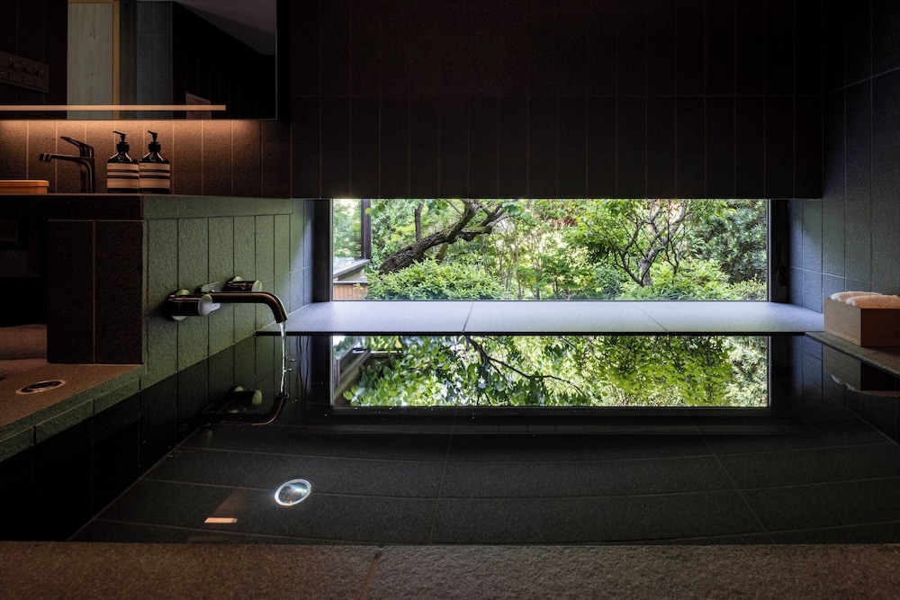 妙 (2名以上は追加敷布団で対応) バスルーム0 | 桃山温泉 月見館