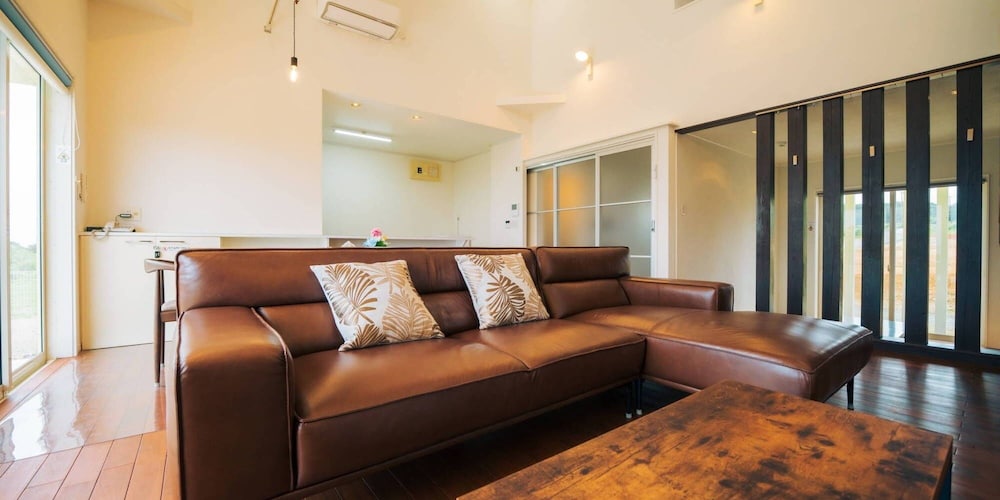 ヴィラ 4 ベッドルーム 禁煙 シービュー リビング エリア1 | オーシャンヴィラ徳之島-Ocean Villa Tokunoshima
