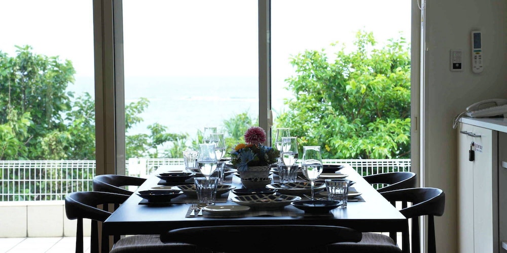 ヴィラ 4 ベッドルーム 禁煙 シービュー 客室内のダイニングエリア0 | オーシャンヴィラ徳之島-Ocean Villa Tokunoshima