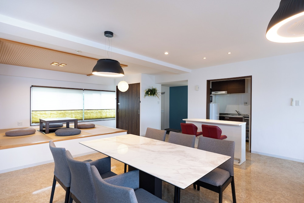 ファミリー アパートメント オーシャンビュー 客室内のダイニングエリア7 | Ocean Smile