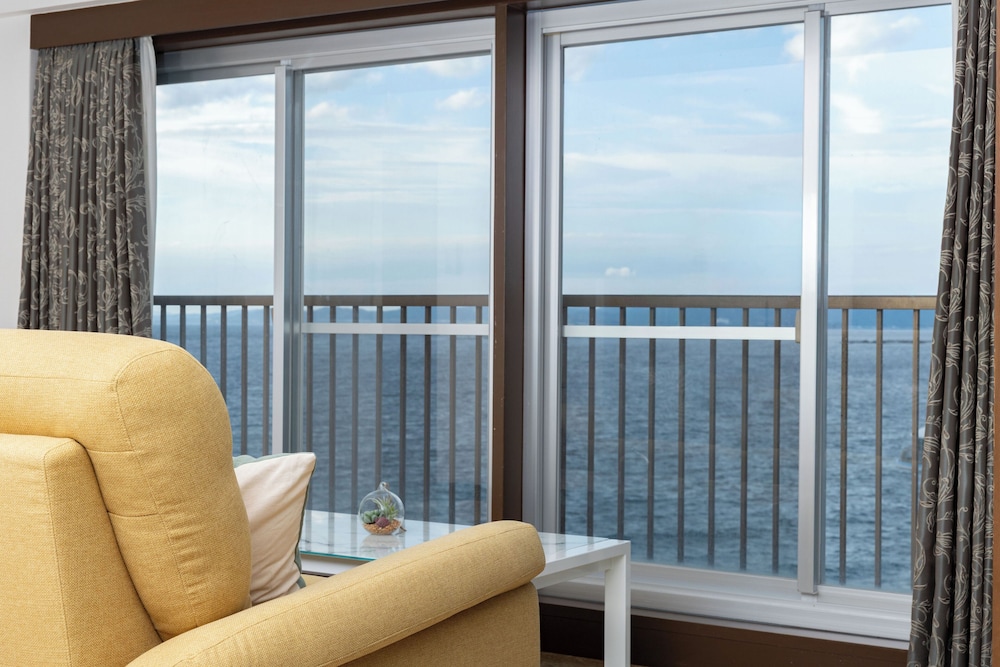 ファミリー アパートメント オーシャンビュー リビング エリア1 | Ocean Smile