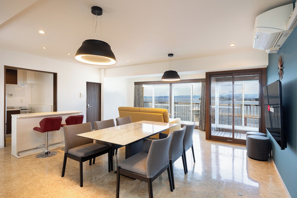 ファミリー アパートメント オーシャンビュー 客室内のダイニングエリア0 | Ocean Smile