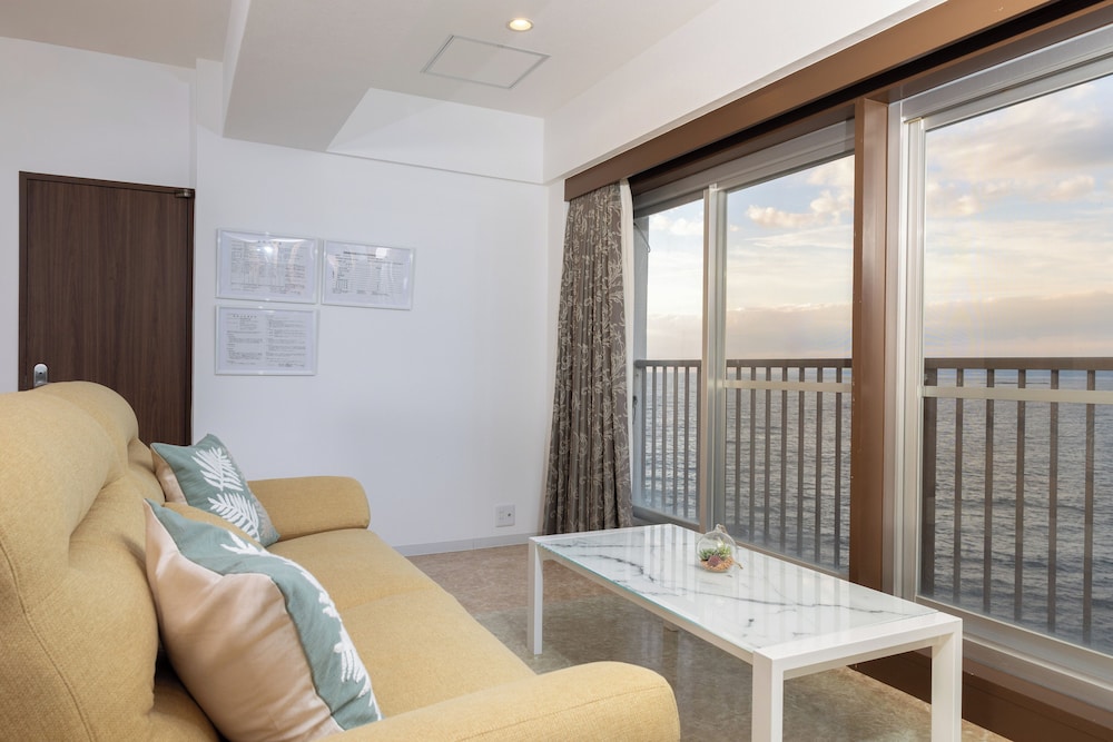 ファミリー アパートメント オーシャンビュー リビング エリア2 | Ocean Smile