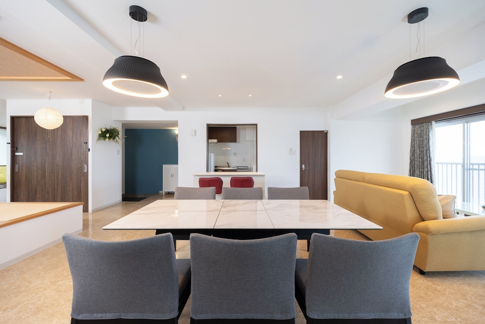 ファミリー アパートメント オーシャンビュー 客室内のダイニングエリア4 | Ocean Smile