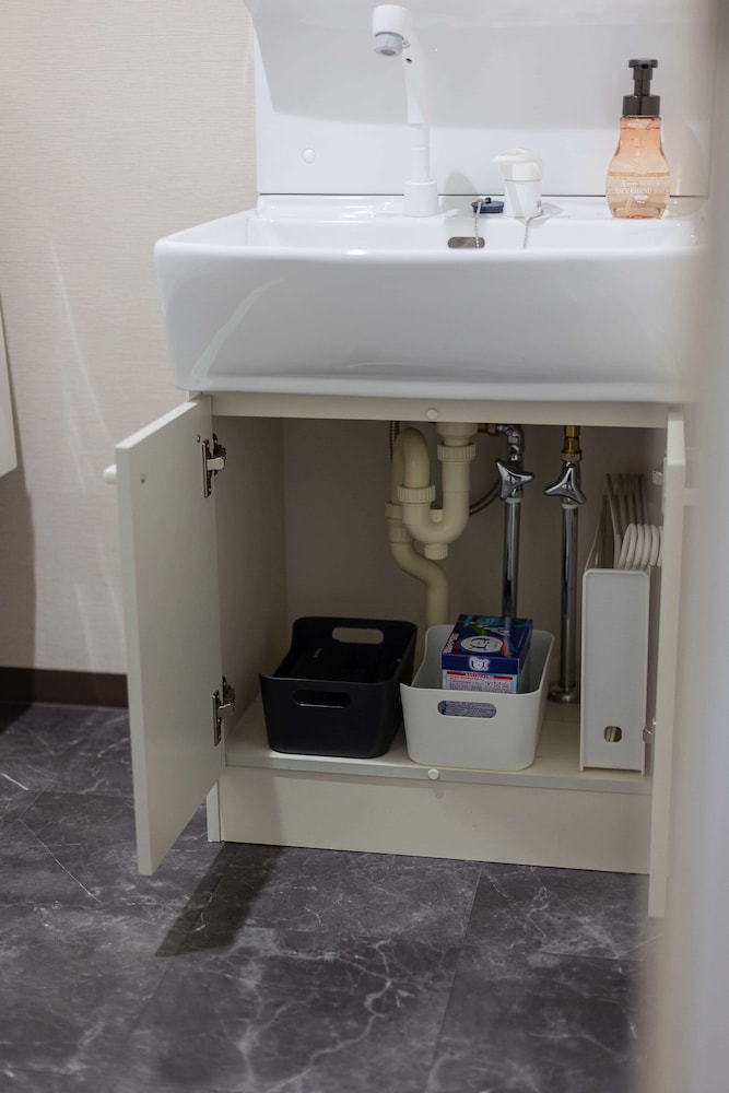 コンフォート ルーム バルコニー シティビュー バスルームのシンク2 | b&天下茶屋3号店