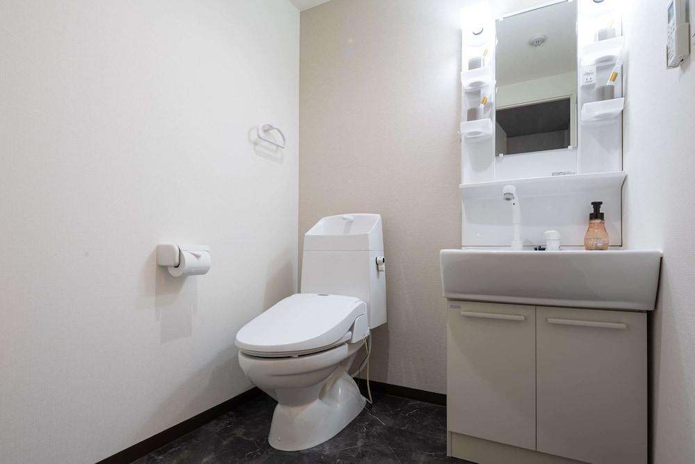 コンフォート ルーム バルコニー シティビュー バスルームのシンク1 | b&天下茶屋3号店